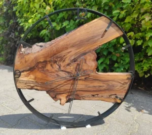 Loftowy zegar ścienny z drewna orzecha włoskiego w metalowej obręczy, 60 cm, łączy elegancję z nowoczesnym stylem industrialnym.