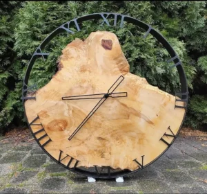 Duży drewniany zegar z rzymskimi cyframi, wykonany z klonu, o średnicy 60 cm.