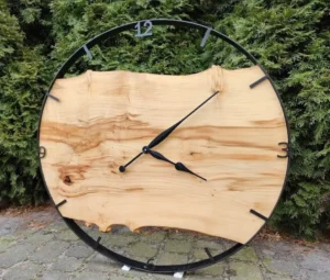 Zegar o średnicy 80 cm, wykonany z drewna klonowego, z metalową ramą, w stylu loftowym.