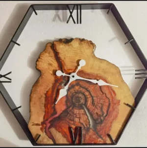 Zegar z drewna klonowego o heksagonalnym kształcie, z wizerunkiem pnia drzewa na tarczy.