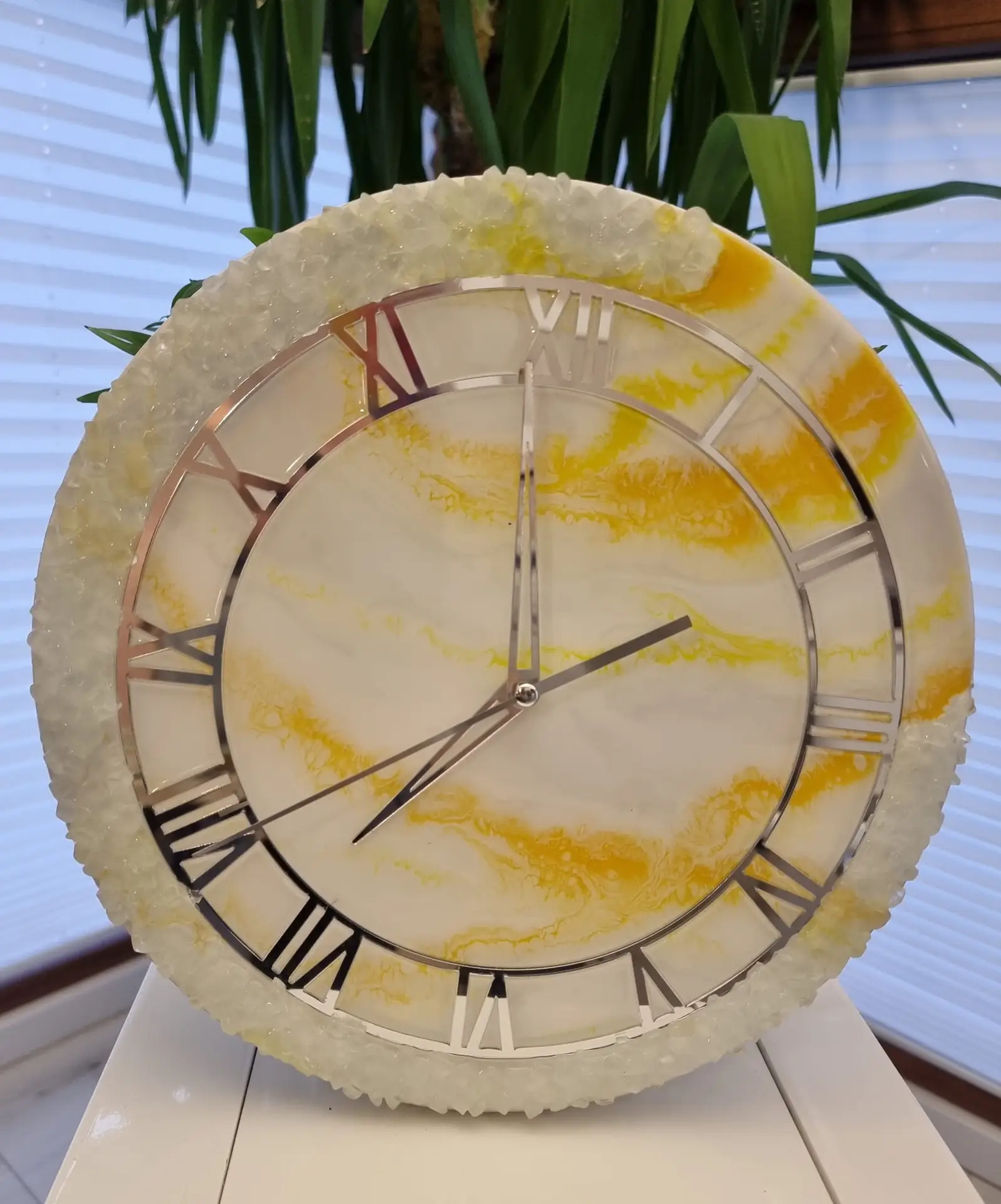 Zegar z zielono-złotą marmurową tarczą, wykonany z żywicy epoksydowej, o średnicy 40 cm.