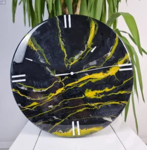 Zegar o średnicy 30 cm z czarno-żółtym marmurowym wzorem, wykonany z żywicy epoksydowej.
