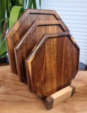 Zestaw dębowych desek do serwowania z czterema unikalnymi wzorami na drewnie.