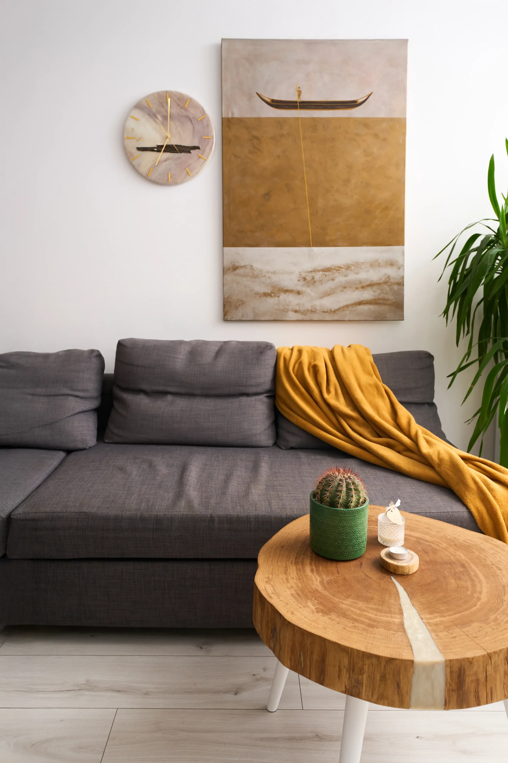 Zestaw rękodzieł o nazwie "Filozofia". Stolik kawowy wypełniony żywicą epoksydową, obraz oraz zegar.