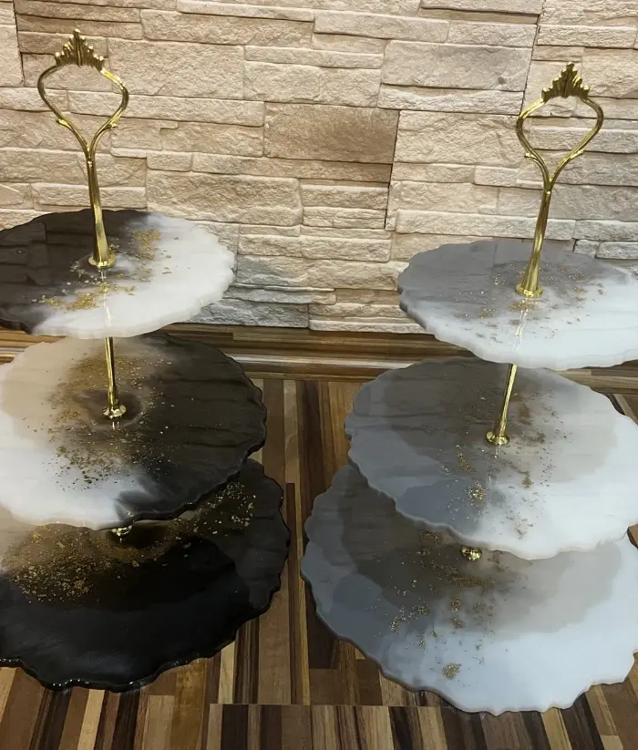 Zestaw pater wykonanych z żywicy epoksydowej.