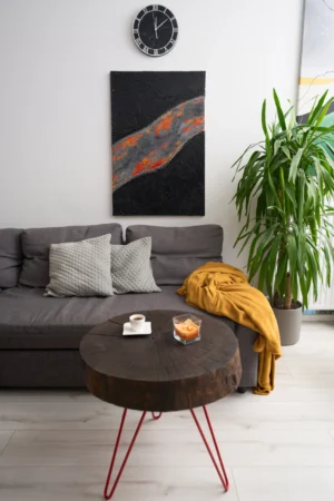 Zestaw rękodzieł składający się z stolika kawowego z opalanego jesionu, zegara z żywicy epoksydowej oraz obrazu strukturalnego