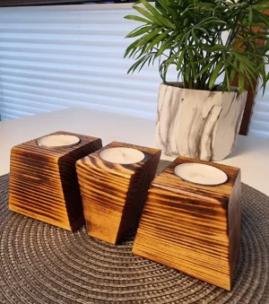 Trzy świeczniki na świece typu "tea light" wykonane z opalanego dębowego drewna.