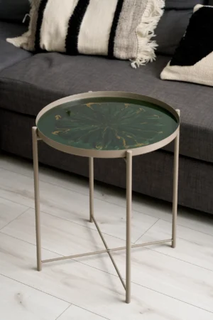 Okrągły stolik pomocniczy z metalowymi nogami i zielonym blatem z żywicy epoksydowej ozdobionym ze złotem