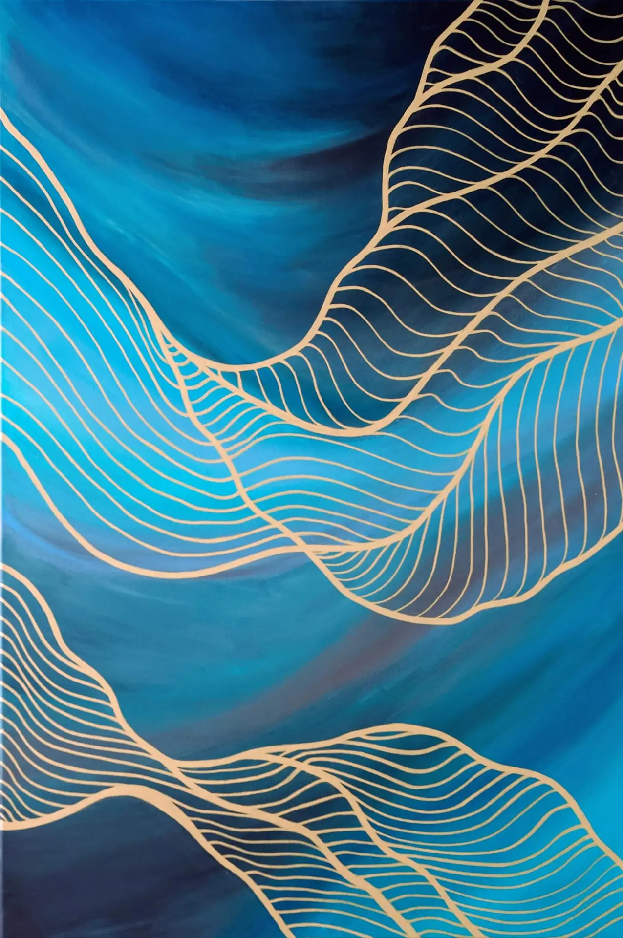 Abstrakcyjna kompozycja z falistymi, złotymi liniami na tle w odcieniach niebieskiego, przypominająca ruch wody lub wiatr