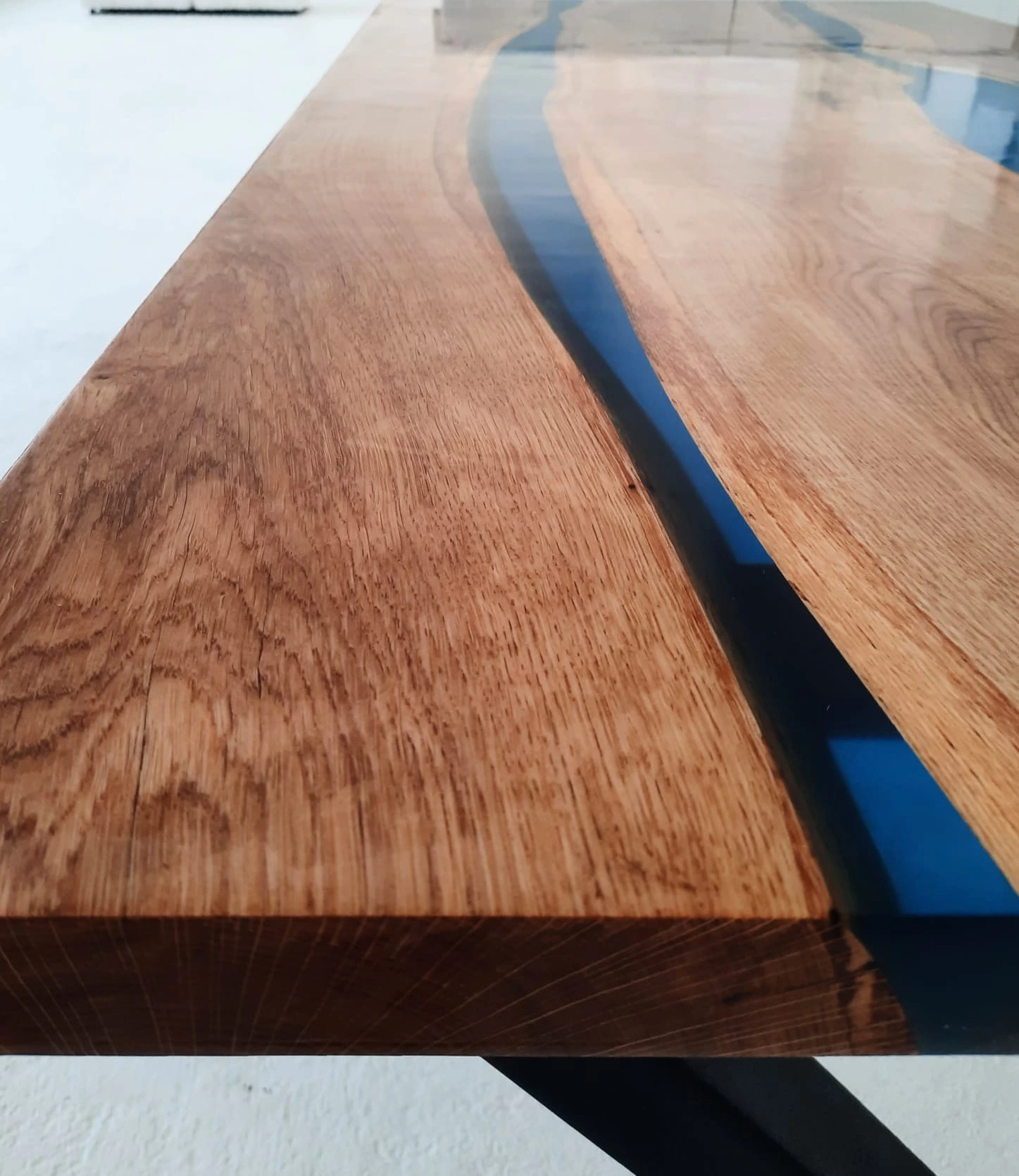 stół debowy do salonu z zywicą