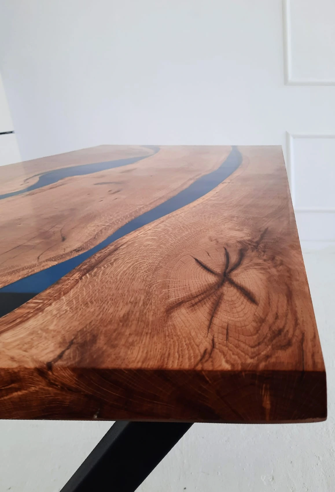 stół debowy z niebieska żywica