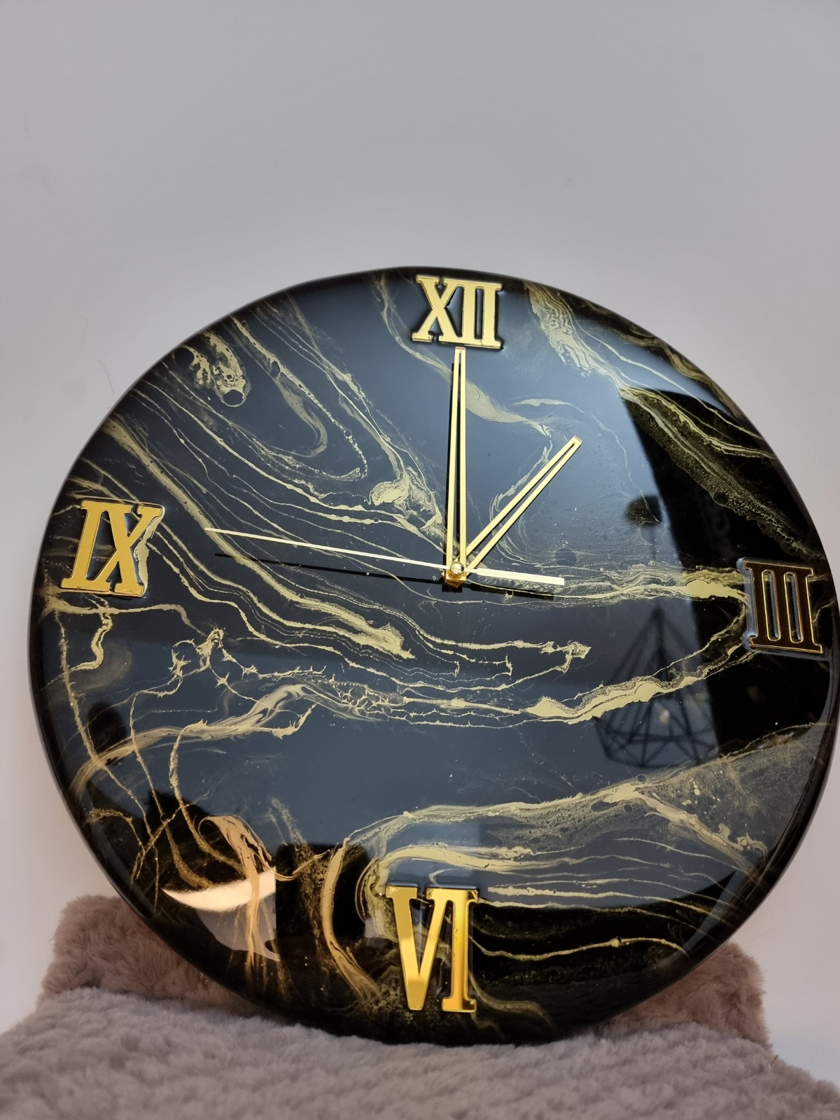 czarny-zegar-z-żywicy-epoksydowej