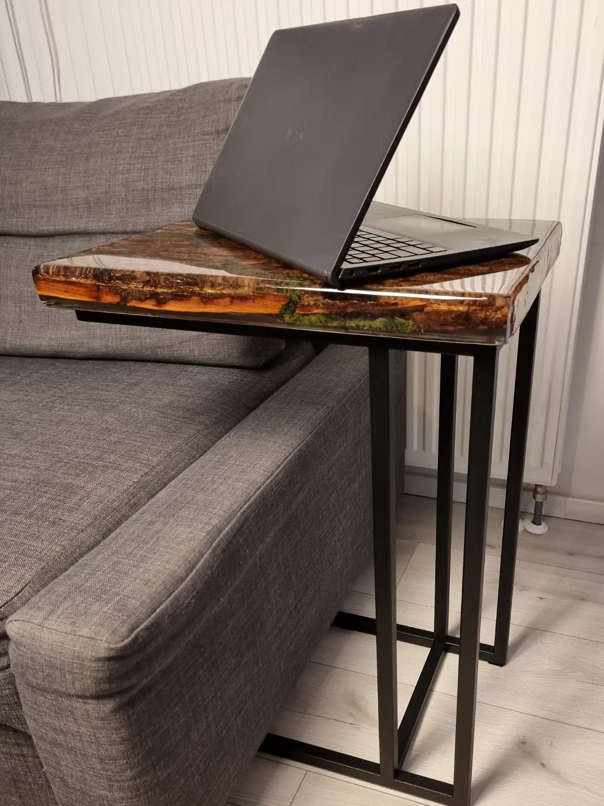 stolik pomocniczy z żywicy