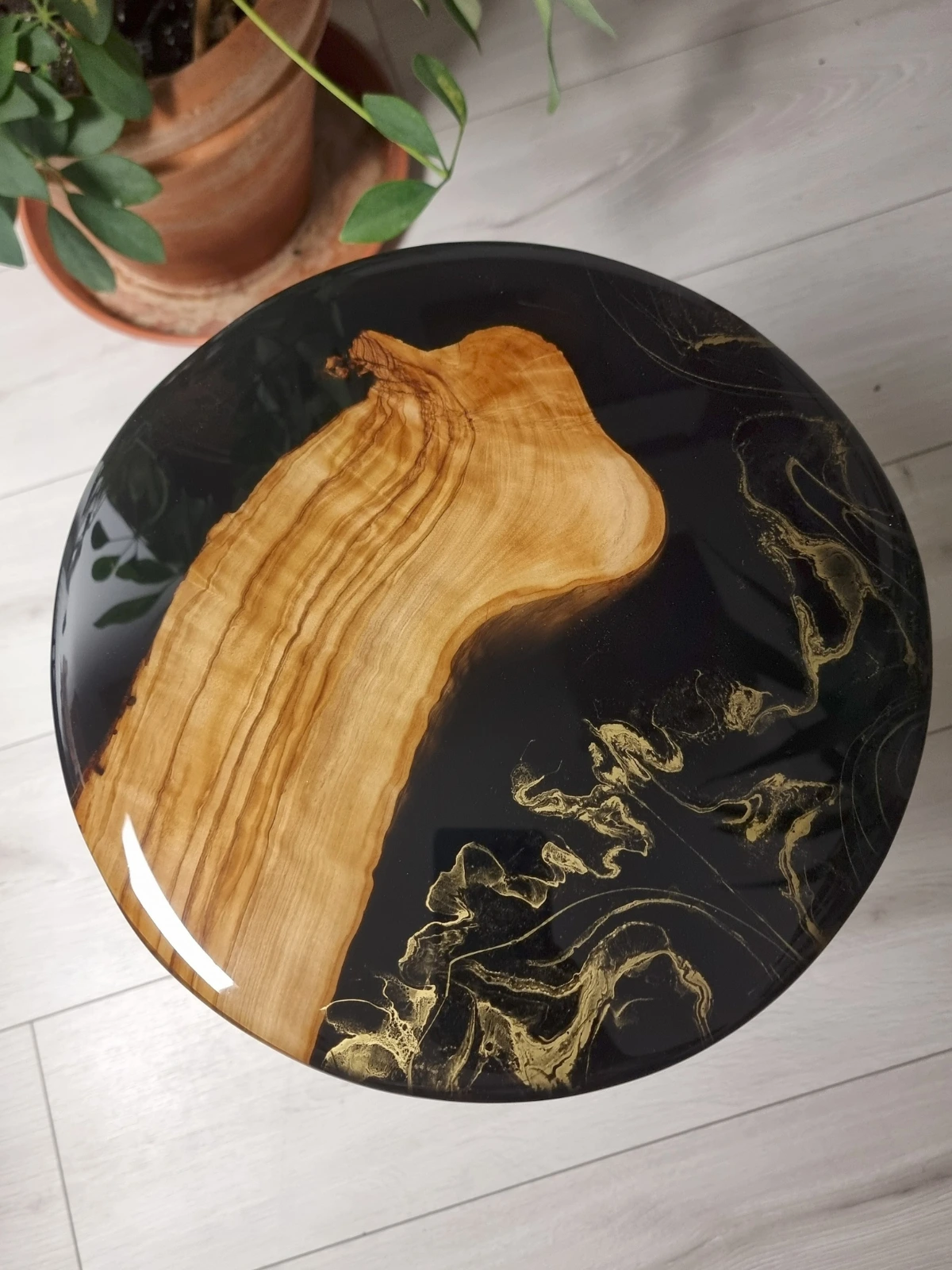 Czarny Stolik z drewna i zywicy