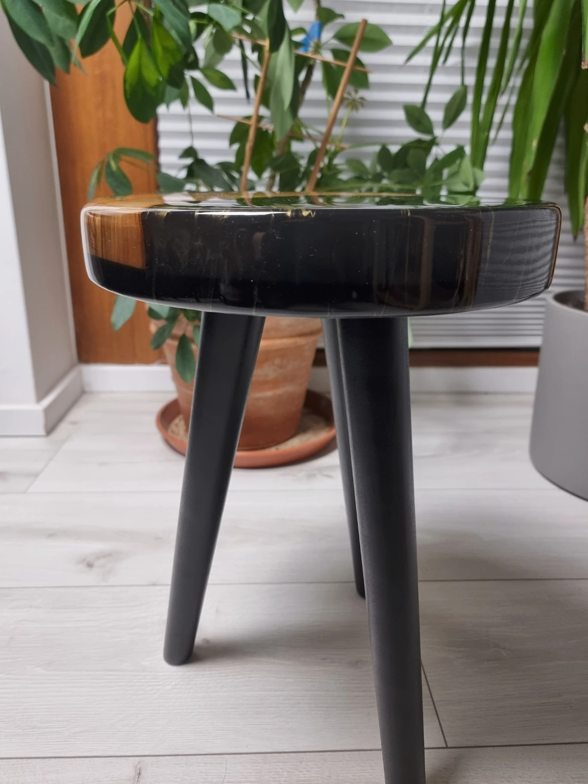 Czarny stolik z żywicy