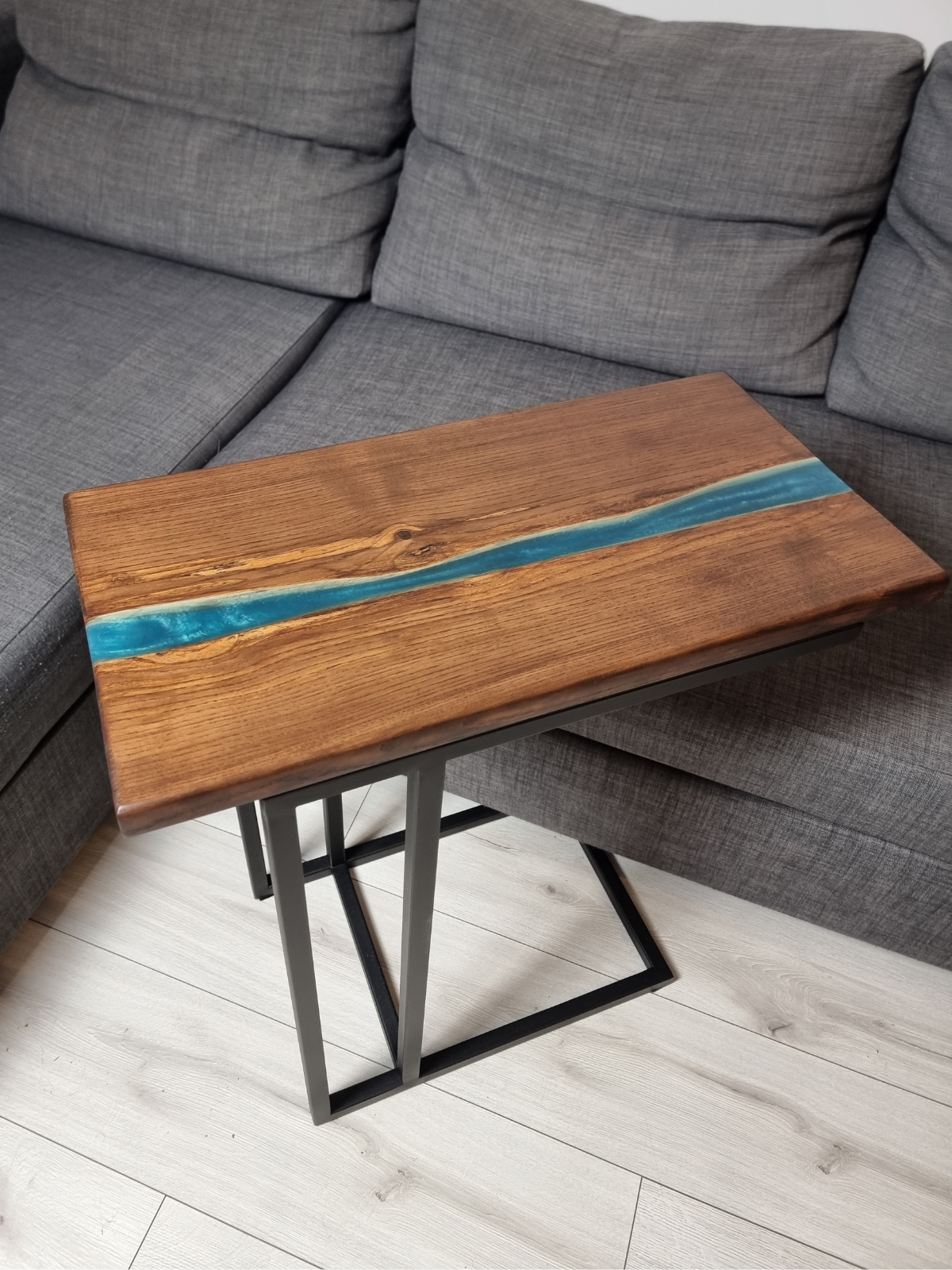 Pomocniczy stolik z drewna i turkusowej żywicy
