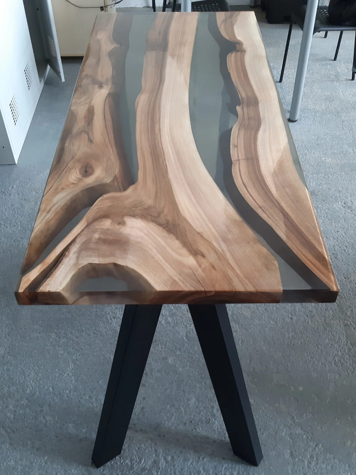 Stół do salonu z transparentej żywicy