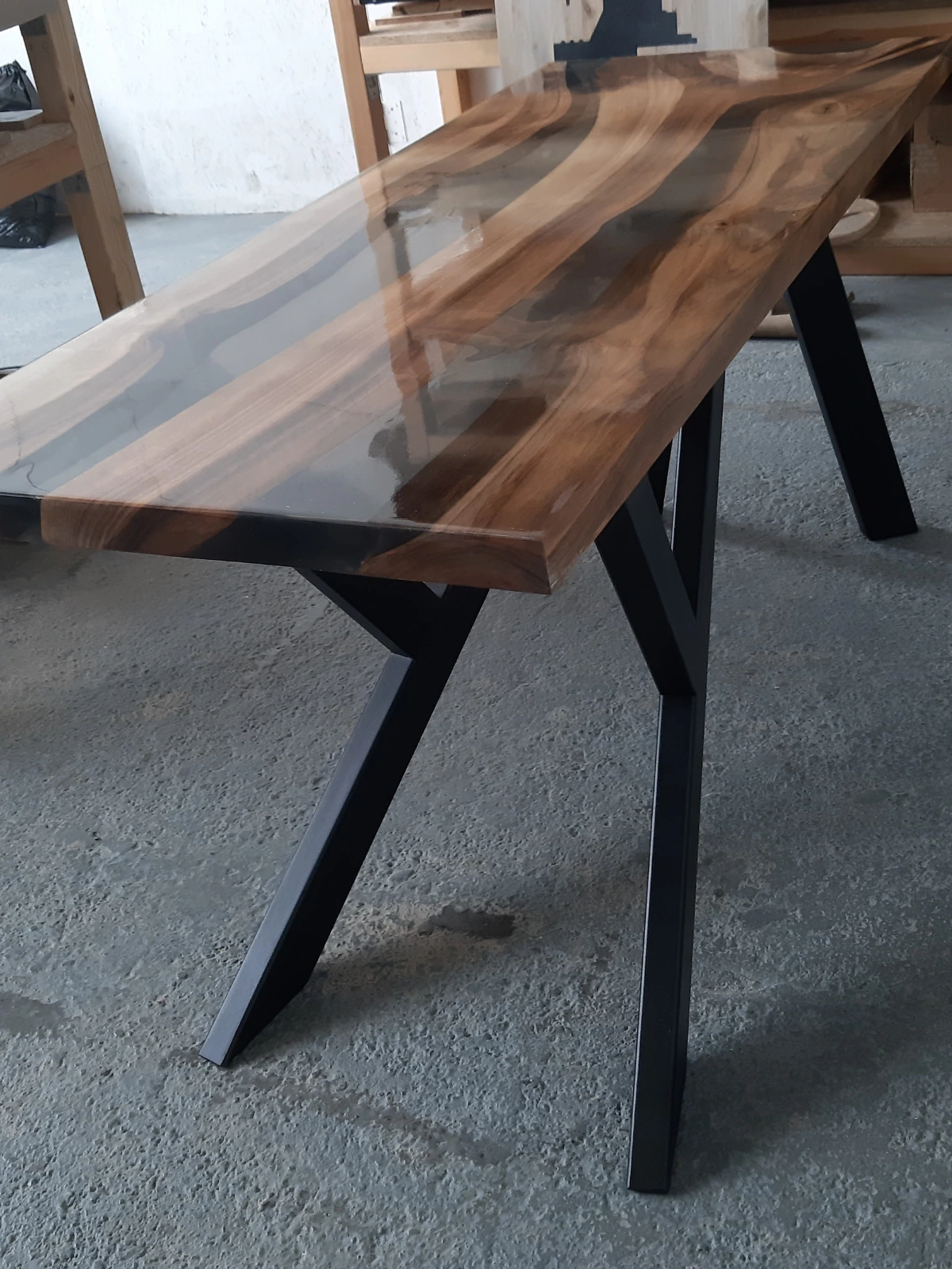 Stół epoksydowy do salonu lub jadalni