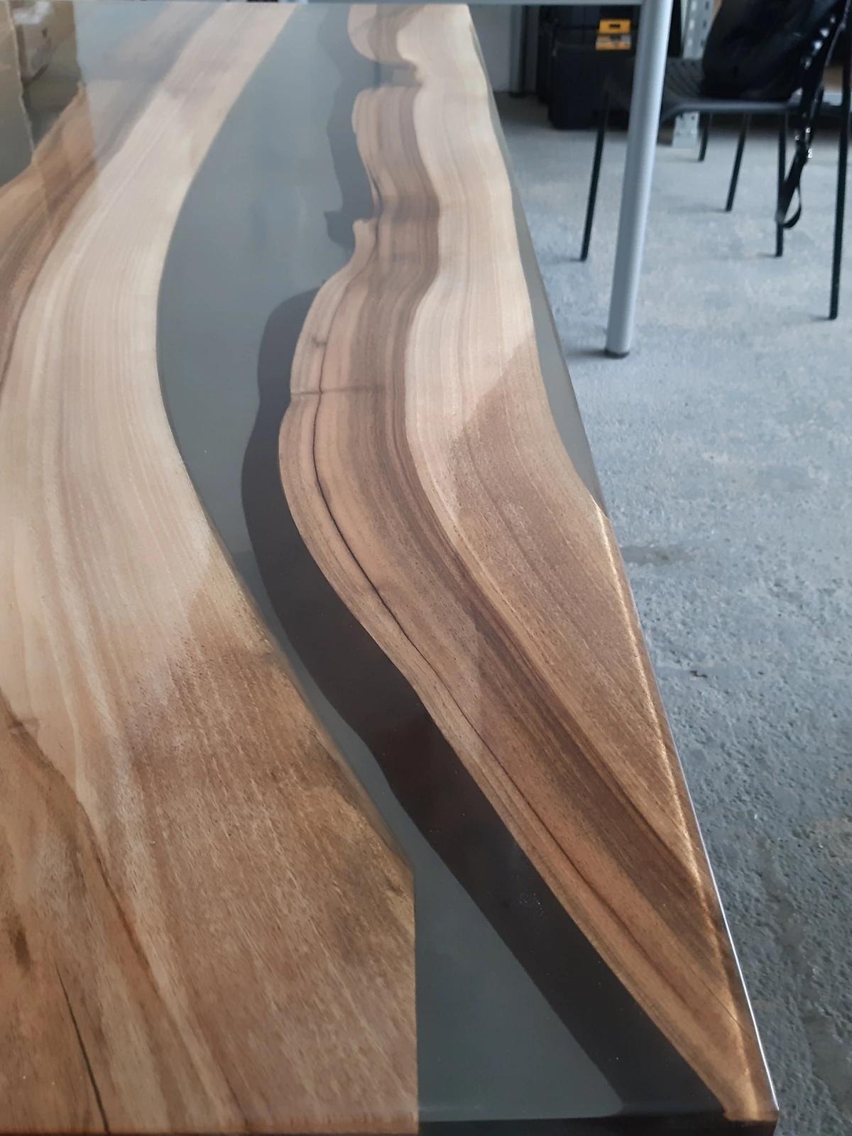 Stół z żywicy i drewna do salonu lub jadalni