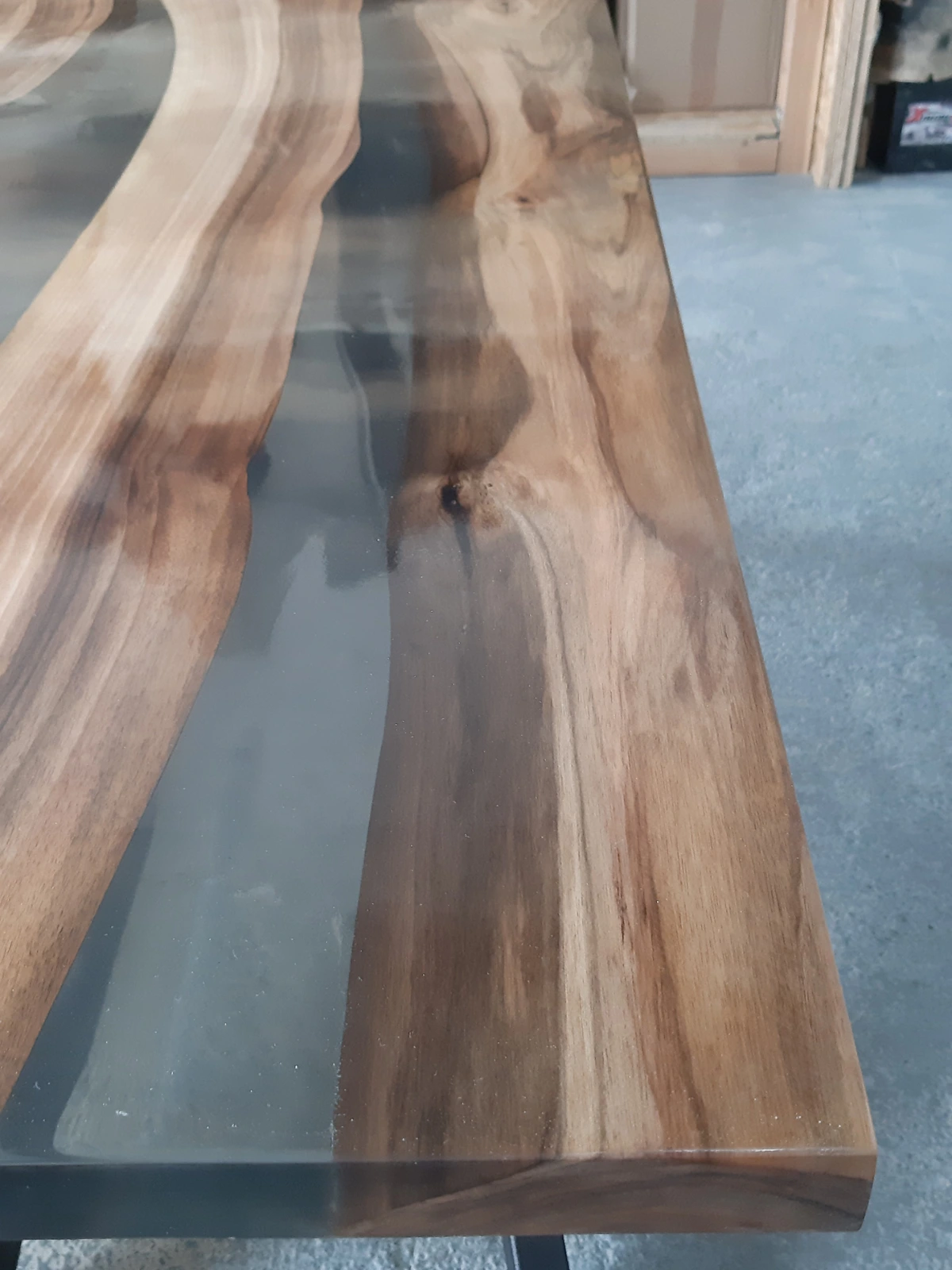 Stół zżywicy przezroczystej do salonu