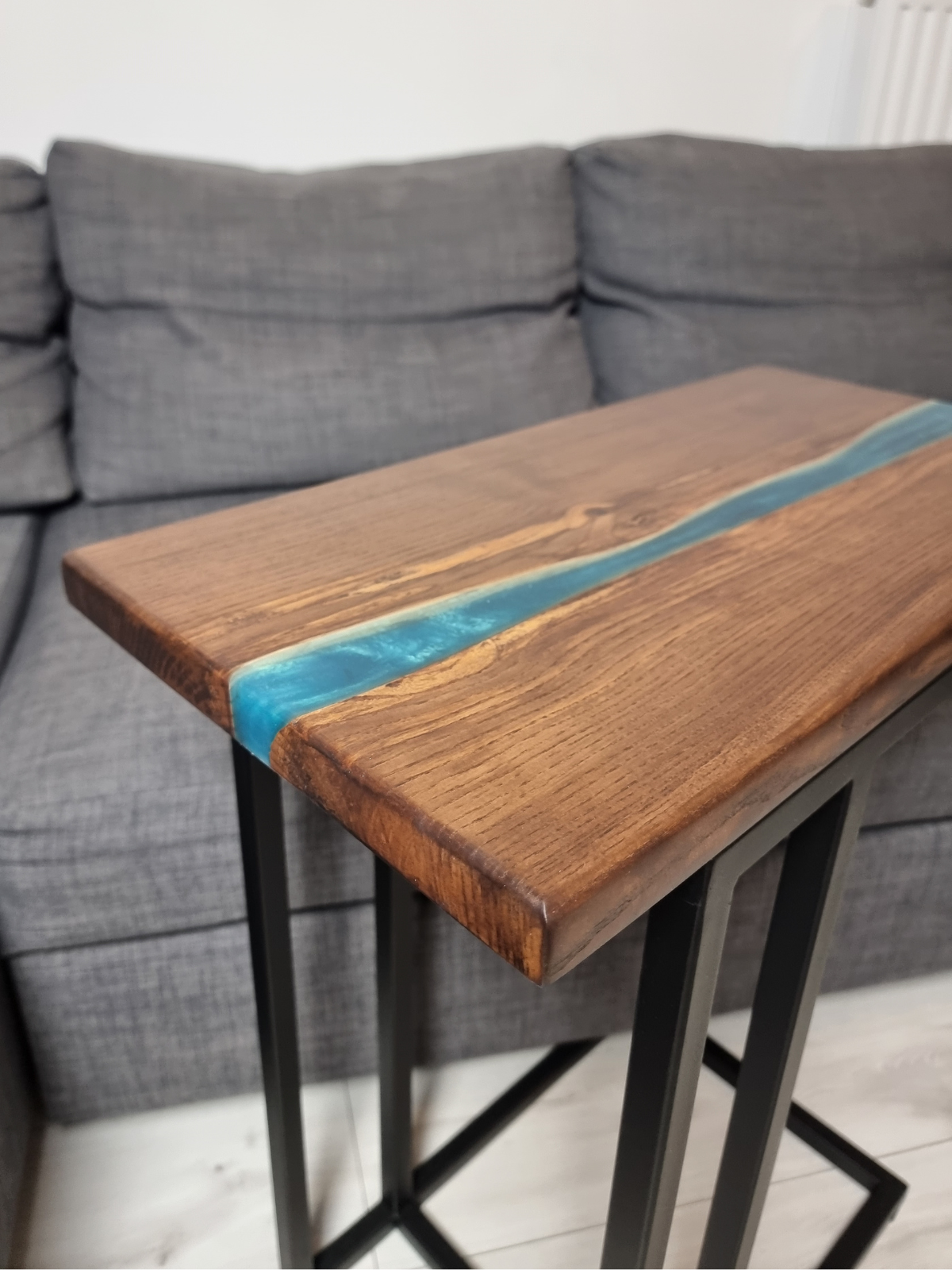 Stolik boczny drewno z żywicą