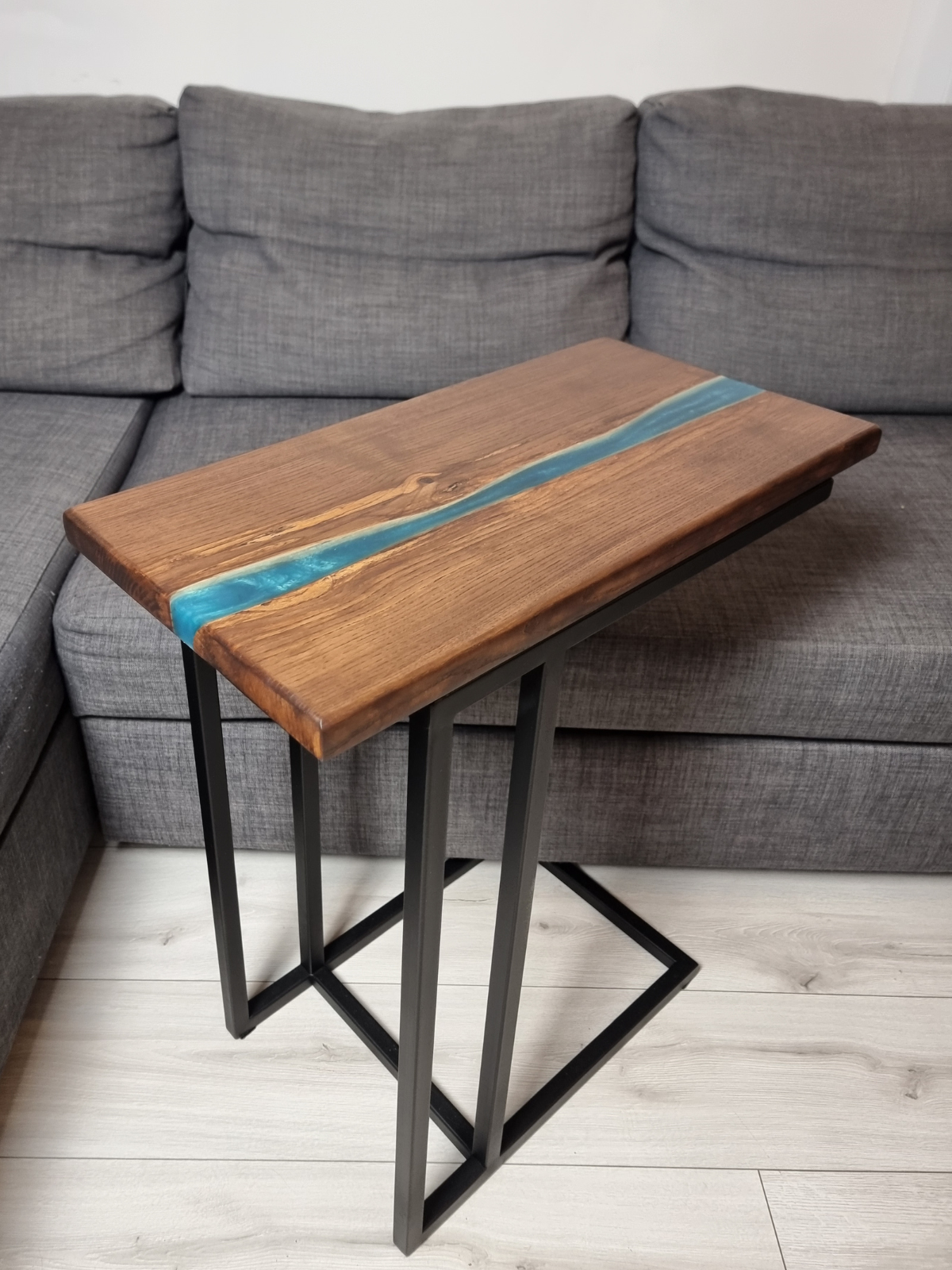 Stolik kawowy wsuwany po sofe z drewna i zywicy