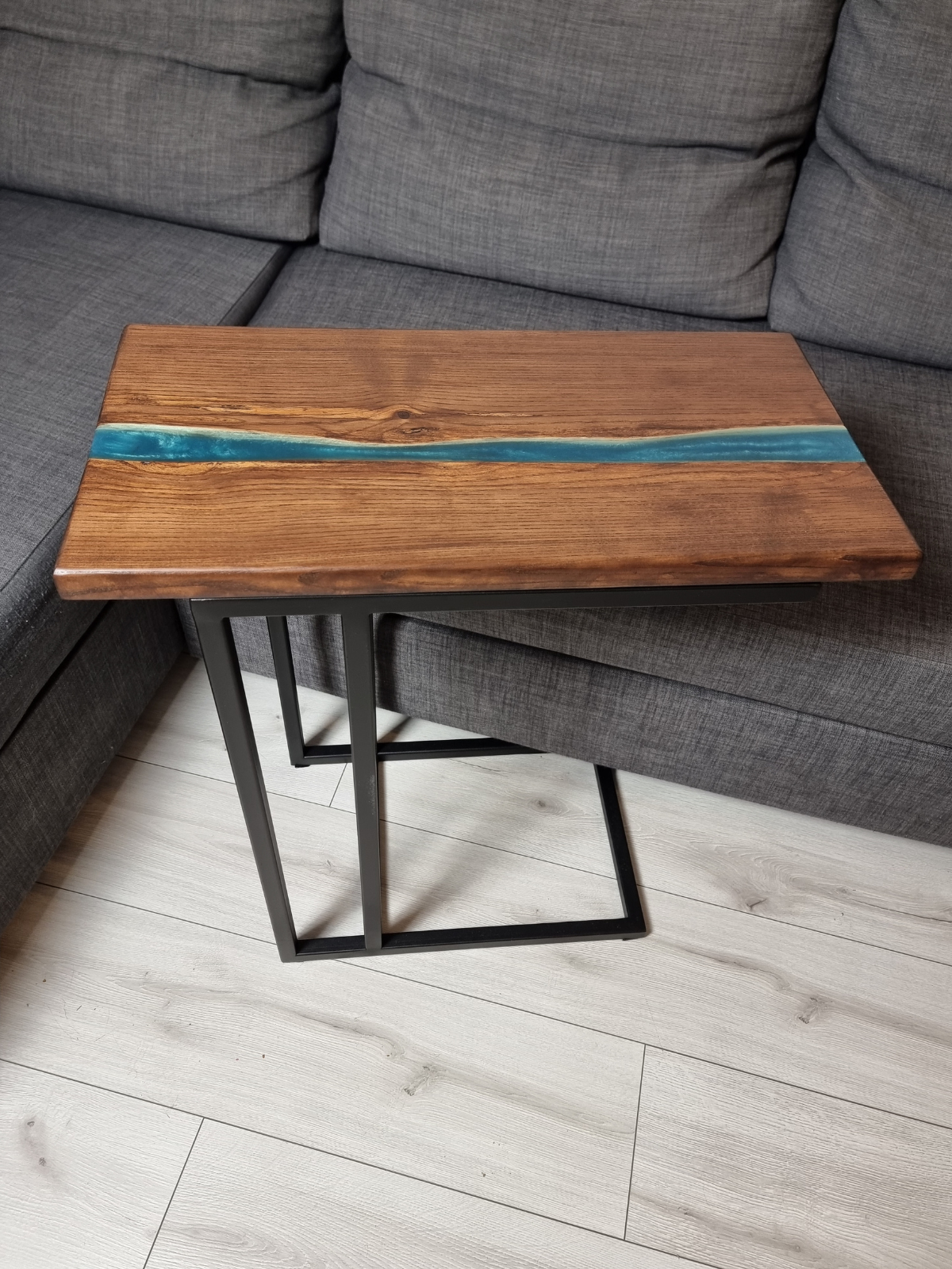 Stolik kawowy z brązowego drewna i żywicy