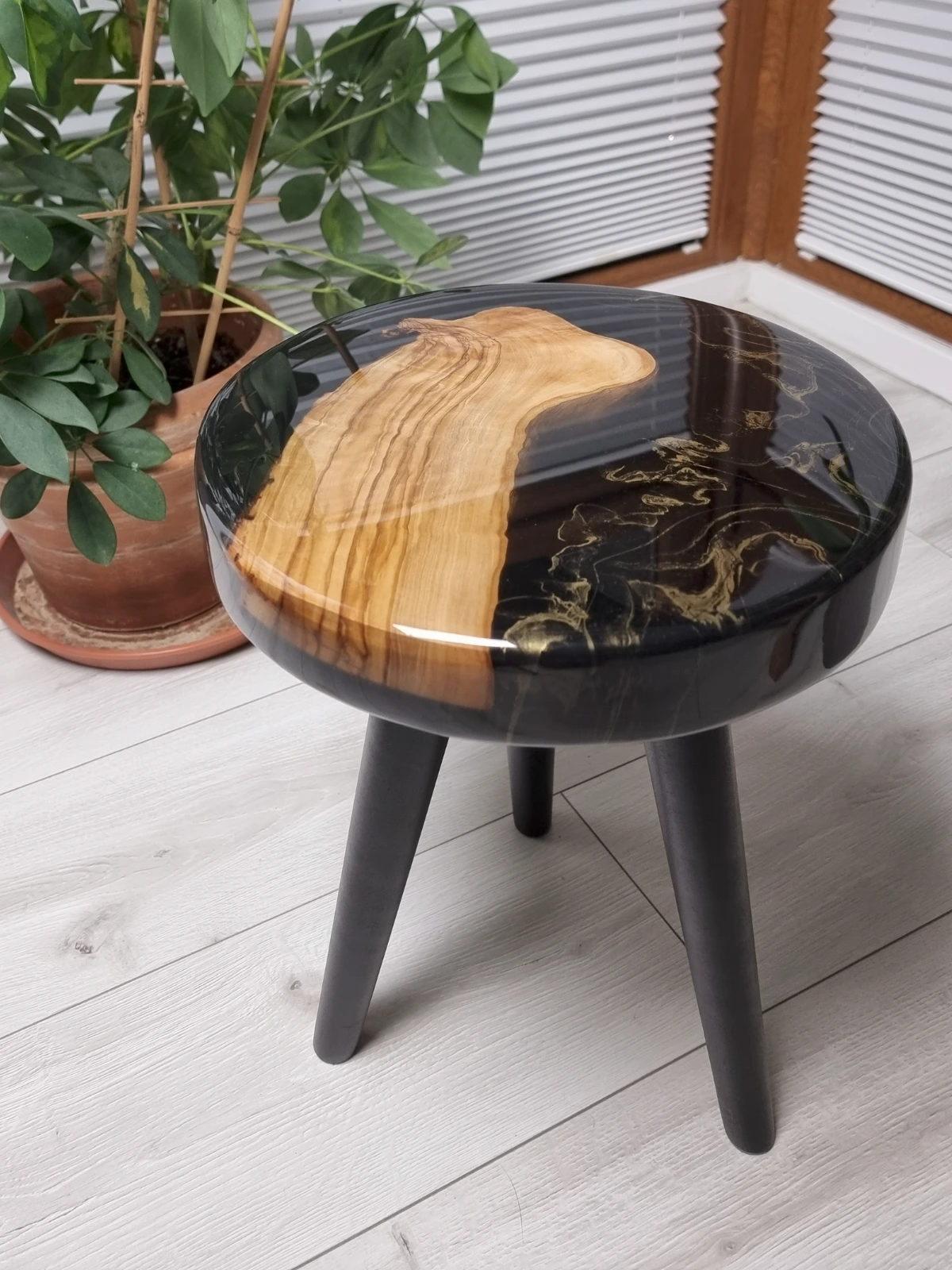 Stolik z drewna i czarnej zywicy