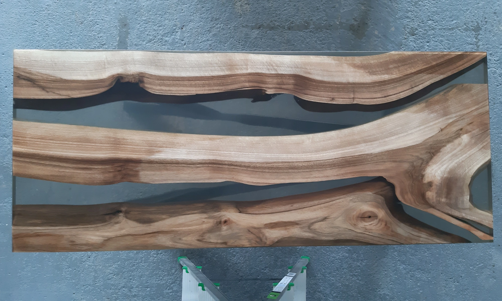 Unikalny stół z żywicy i drewna