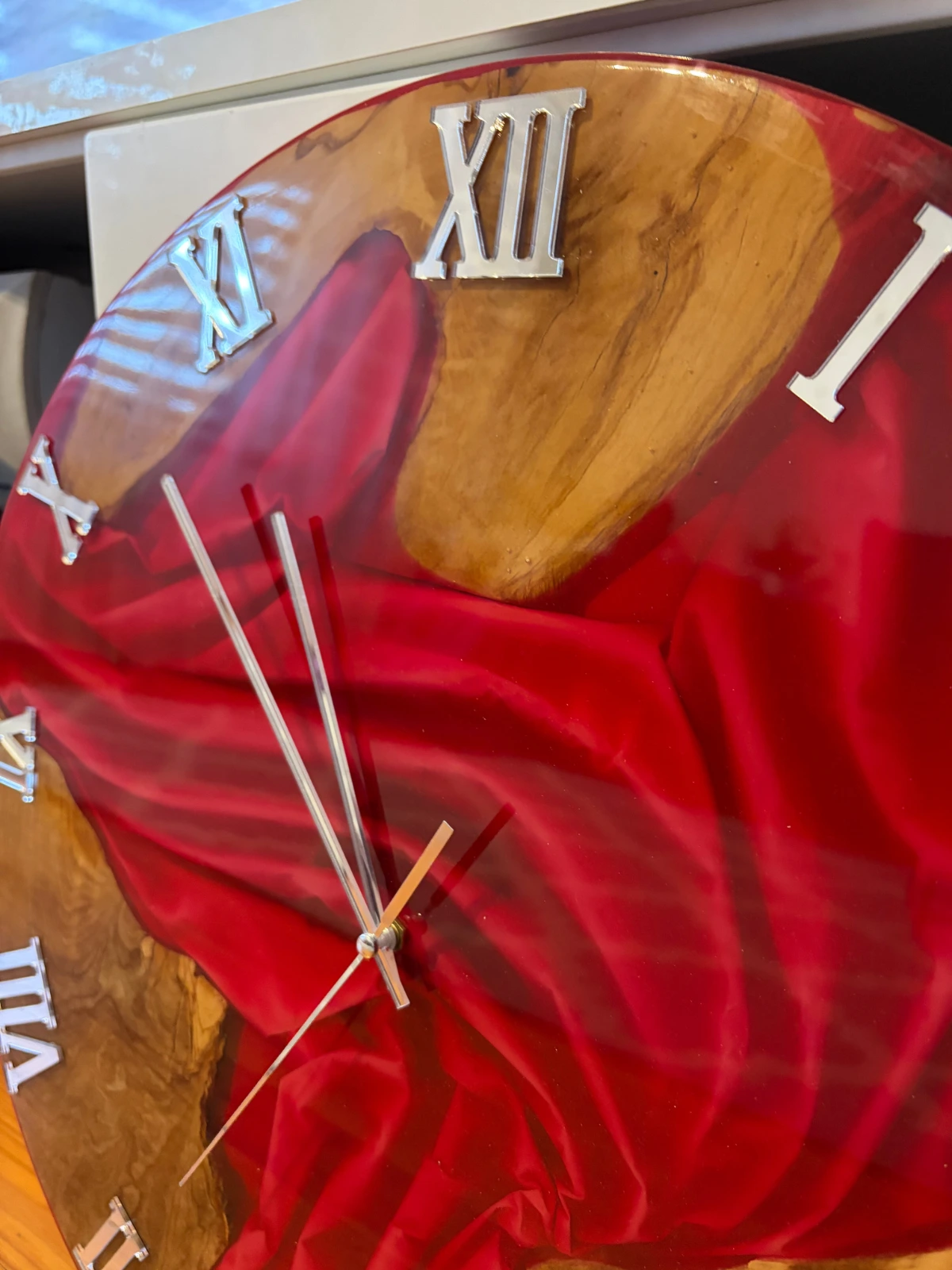 Czerwony zegar z żywicy epoksydowej i drewna