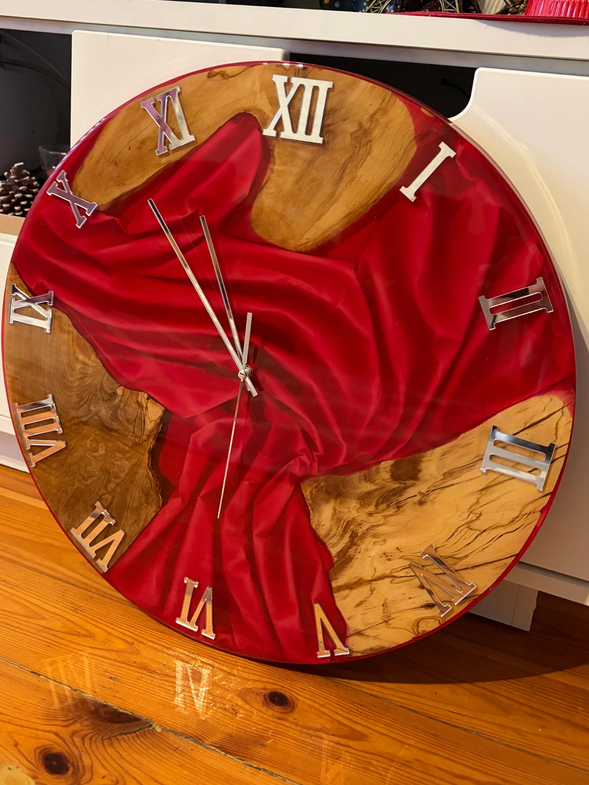 Zegar na śćiane z drewna i żywicy